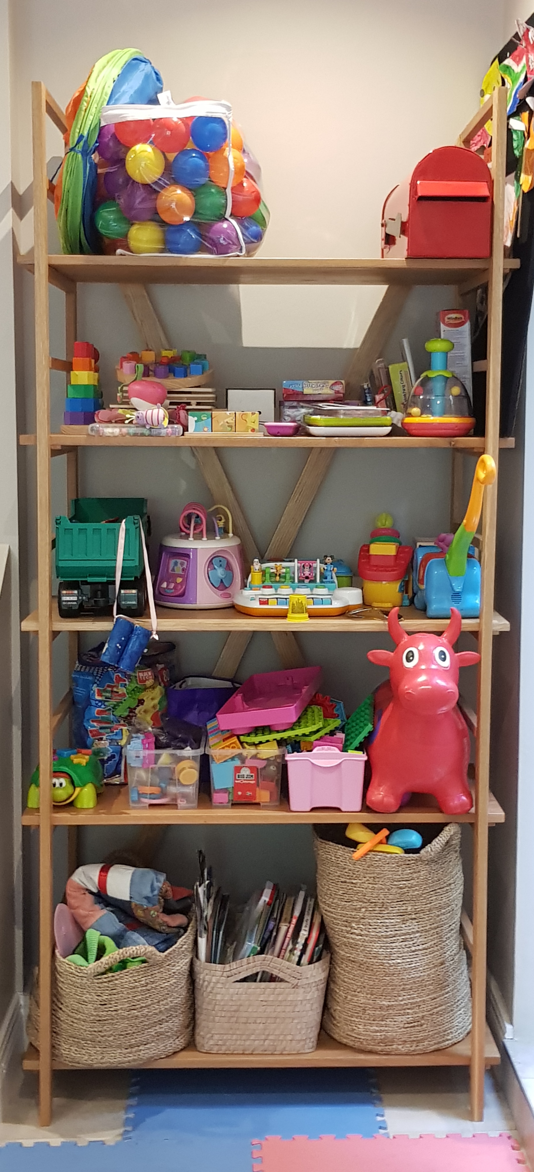 Toy-shelf Toy-rack organizing shelves Baby-room halfmoon-crib halfmoon-baby-bed